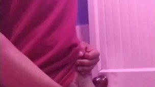 Alan Tokers sé masturba en él bañó