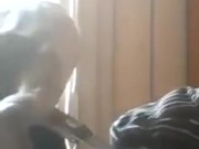 Jean-benjamin présente un gateau