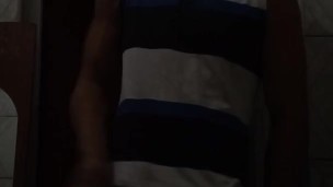 Punheta a masturbacao gostosa pra mulher do corno da casa do portão de alumínio da alejqda 