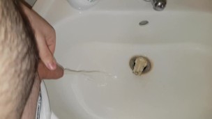 Ragazzo piscia nel lavandino