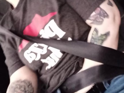 MILF finds pleasure between deliveries