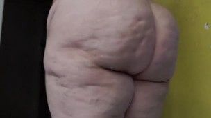 Showing my pussy