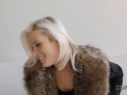 HUNT4K Un bon sexe sur un canapé blanc aide le couple à obtenir l'argent nécessaire 8/16