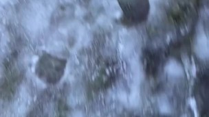 MIt Neoprenschuhen im Schnee und Matsch mit Jeans-Leggings