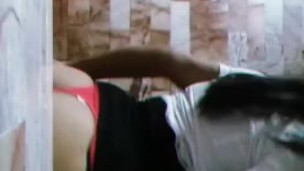 Se queda solo el gym y aprovecho en baño a cachondear