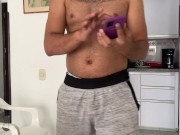 ACTIVO EL VIBRADOR DE MI EMPLEADA, MIENTRAS HACE MI ALMUERZO, VEAN SU REACTICON 1/16