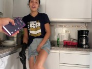 ACTIVO EL VIBRADOR DE MI EMPLEADA, MIENTRAS HACE MI ALMUERZO, VEAN SU REACTICON 10/16