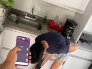 ACTIVO EL VIBRADOR DE MI EMPLEADA, MIENTRAS HACE MI ALMUERZO, VEAN SU REACTICON 11/16