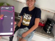 ACTIVO EL VIBRADOR DE MI EMPLEADA, MIENTRAS HACE MI ALMUERZO, VEAN SU REACTICON 12/16