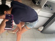 ACTIVO EL VIBRADOR DE MI EMPLEADA, MIENTRAS HACE MI ALMUERZO, VEAN SU REACTICON 14/16