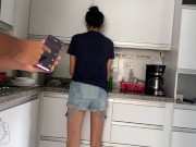 ACTIVO EL VIBRADOR DE MI EMPLEADA, MIENTRAS HACE MI ALMUERZO, VEAN SU REACTICON 16/16