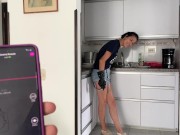 ACTIVO EL VIBRADOR DE MI EMPLEADA, MIENTRAS HACE MI ALMUERZO, VEAN SU REACTICON 2/16