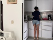 ACTIVO EL VIBRADOR DE MI EMPLEADA, MIENTRAS HACE MI ALMUERZO, VEAN SU REACTICON 3/16