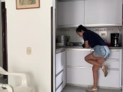 ACTIVO EL VIBRADOR DE MI EMPLEADA, MIENTRAS HACE MI ALMUERZO, VEAN SU REACTICON 4/16