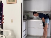 ACTIVO EL VIBRADOR DE MI EMPLEADA, MIENTRAS HACE MI ALMUERZO, VEAN SU REACTICON 5/16