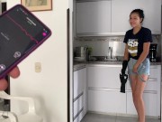 ACTIVO EL VIBRADOR DE MI EMPLEADA, MIENTRAS HACE MI ALMUERZO, VEAN SU REACTICON 6/16