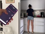 ACTIVO EL VIBRADOR DE MI EMPLEADA, MIENTRAS HACE MI ALMUERZO, VEAN SU REACTICON 7/16