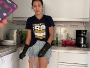 ACTIVO EL VIBRADOR DE MI EMPLEADA, MIENTRAS HACE MI ALMUERZO, VEAN SU REACTICON 9/16