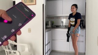 Ligo o vibrador remoto da minha empregada enquanto me prepara o almoço. Vejam a sua reação