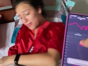 NOCHE DE PELICULAS TERMINA EN UN DIVERTIDO JUEGO CON SU VIBRADOR