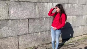 Чуть не попалась когда пописала прямо в публичном месте
