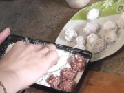 Обнаженная кулинария Голая  Милф в рубашке без трусов и лифчика на шпильках готовит в кухне