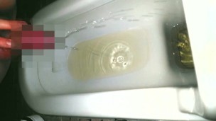 日本人男子大学生が勃起しながら勢いよく大量放尿