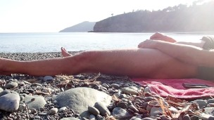 Spelen op het strand met een verrassing