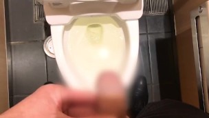 スーツ着たまま駅のトイレでおしっこする見せたがりの変態日本人【#53】