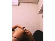 Милая стройная студентка ласкает свою мокрую киску на кровати 4/16