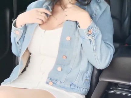 Me masturbo en el uber y termino mamandosela al conductor