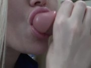 КРАСИВАЯ СУЧКА ВСТАЛА НА КОЛЕНИ И ОТСОСАЛА 11/16