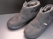 Shoe fetishism 靴フェチ　　グレーのムートンブーツにカムショット