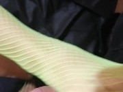 Stuzzico il mio fan con i piedi e le calze a rete 3/16