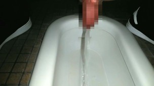 男子大学生が我慢できずに和式トイレで大量放尿！