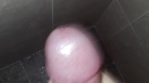 Chico se masturbo en la ducha hasta venirse, muy excitado [1/2] (18 years old)