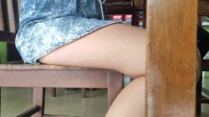 Muestra su coño rápido en restaurante de almuerzos
