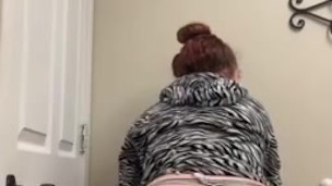 Redhead shakes her ass 