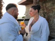 La porca Ladymuffin si masturba nella jacuzzi 1/16