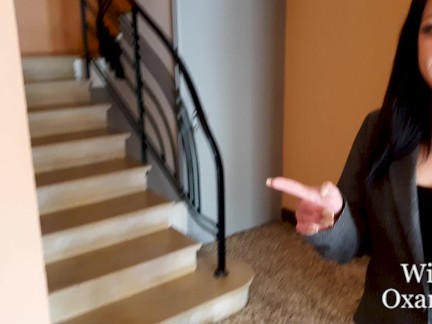 Ma voisine est une actrice porno et elle a une langue de serpent