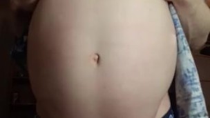 T-shirt can not accommodate my growing belly, we'll have to take it off) 