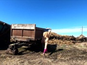 ГОЛАЯ РУССКАЯ ДЕВУШКА ГУЛЯЕТ НА ФЕРМЕ 4/16