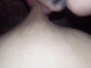 Amamantando a mi marido, unta leche condensada y me chupa muy duro los pezones 11/16