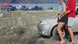 Grabo a mi novia haciendo una mamada a mi mejor amigo en la fiesta del lago