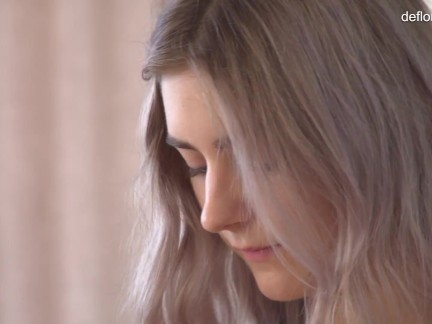 Tieny Mieny blonde babe masturbating