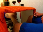 Baiser sauvagement pendant le dîner  1/16