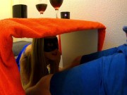 Baiser sauvagement pendant le dîner  2/16