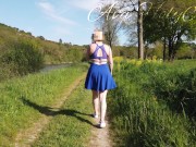 Un MILF à gros cul jette son string et marche cul nu 1/16