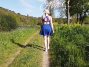 Un MILF à gros cul jette son string et marche cul nu 2/16