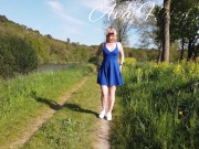 Un MILF à gros cul jette son string et marche cul nu 3/16